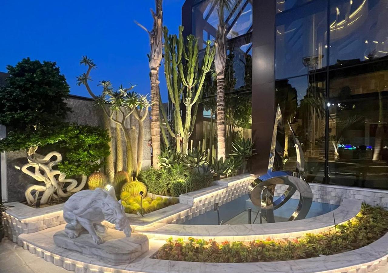 Mirage Hotel & Conference Center Alexandria Exterior foto The sculpture park at the hotel