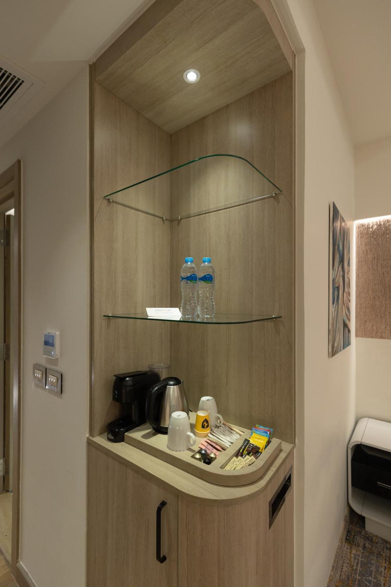Mirage Hotel & Conference Center Alexandria Exterior foto A typical hotel room wet bar