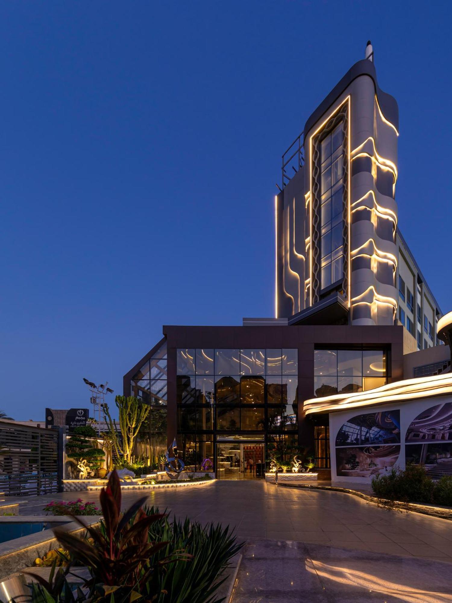 Mirage Hotel & Conference Center Alexandria Exterior foto The hotel at night