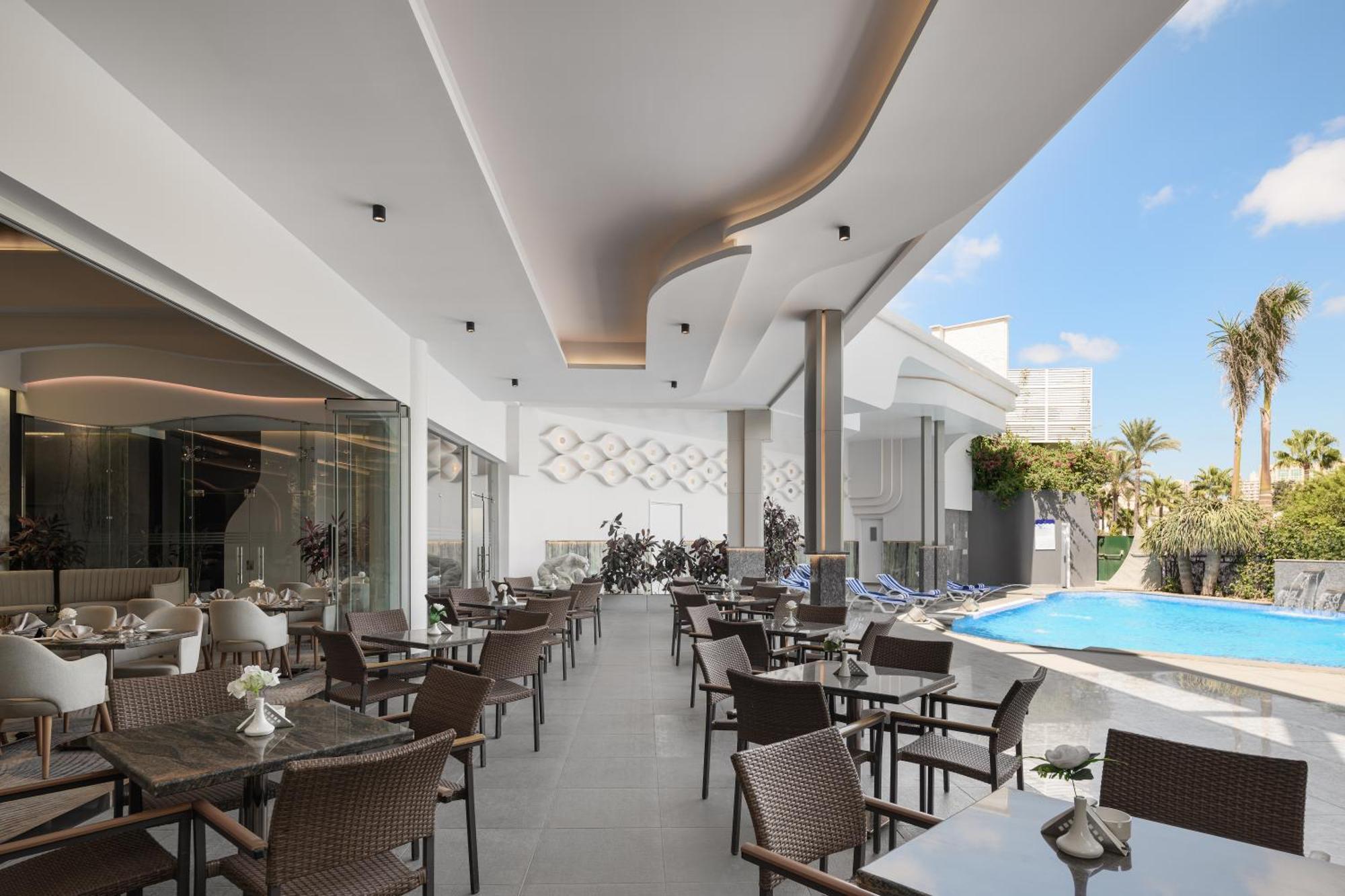 Mirage Hotel & Conference Center Alexandria Exterior foto The pool at the hotel